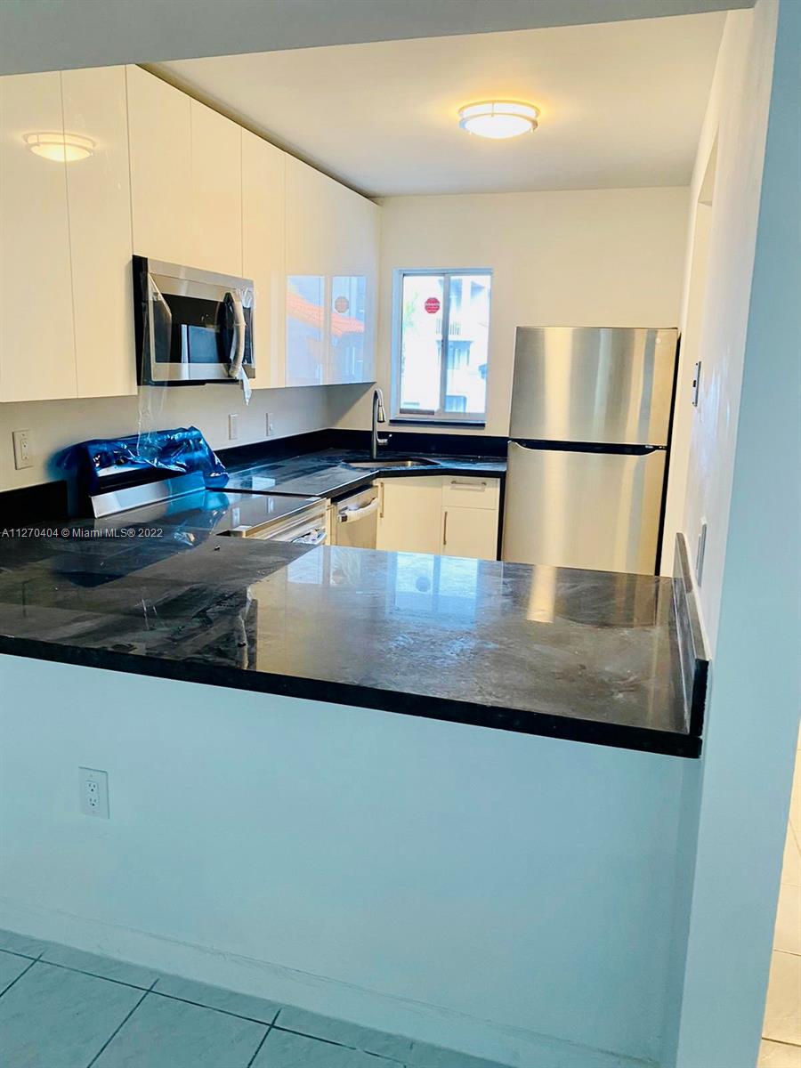 Beautiful and freshly painted apt 2 Bedrooms and ½ Bathroom , with new and modern kitchen Italian Style, all the appliances Sansung are new. Close to the hospitals, shopping and more. Washer and Dryer inside the unit. Don’t miss this amazing Condon Townhouse Style. The property will be delivered painted, fixed and cleaned.