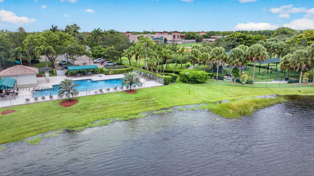THE LAKES - Residential