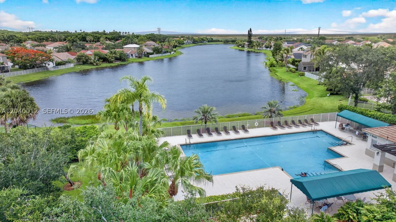 THE LAKES - Residential