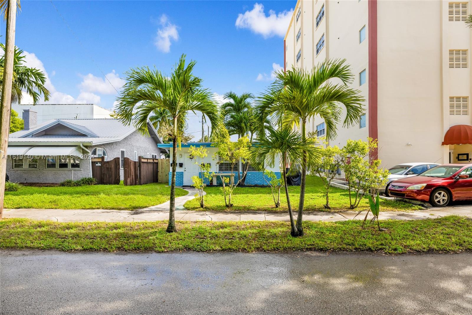 HOLLYWOOD LAKES - Residential Income