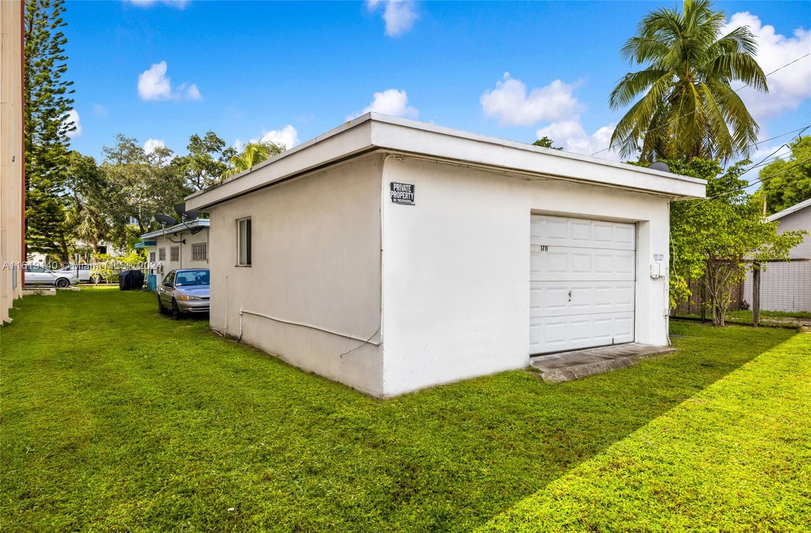 HOLLYWOOD LAKES - Residential Income