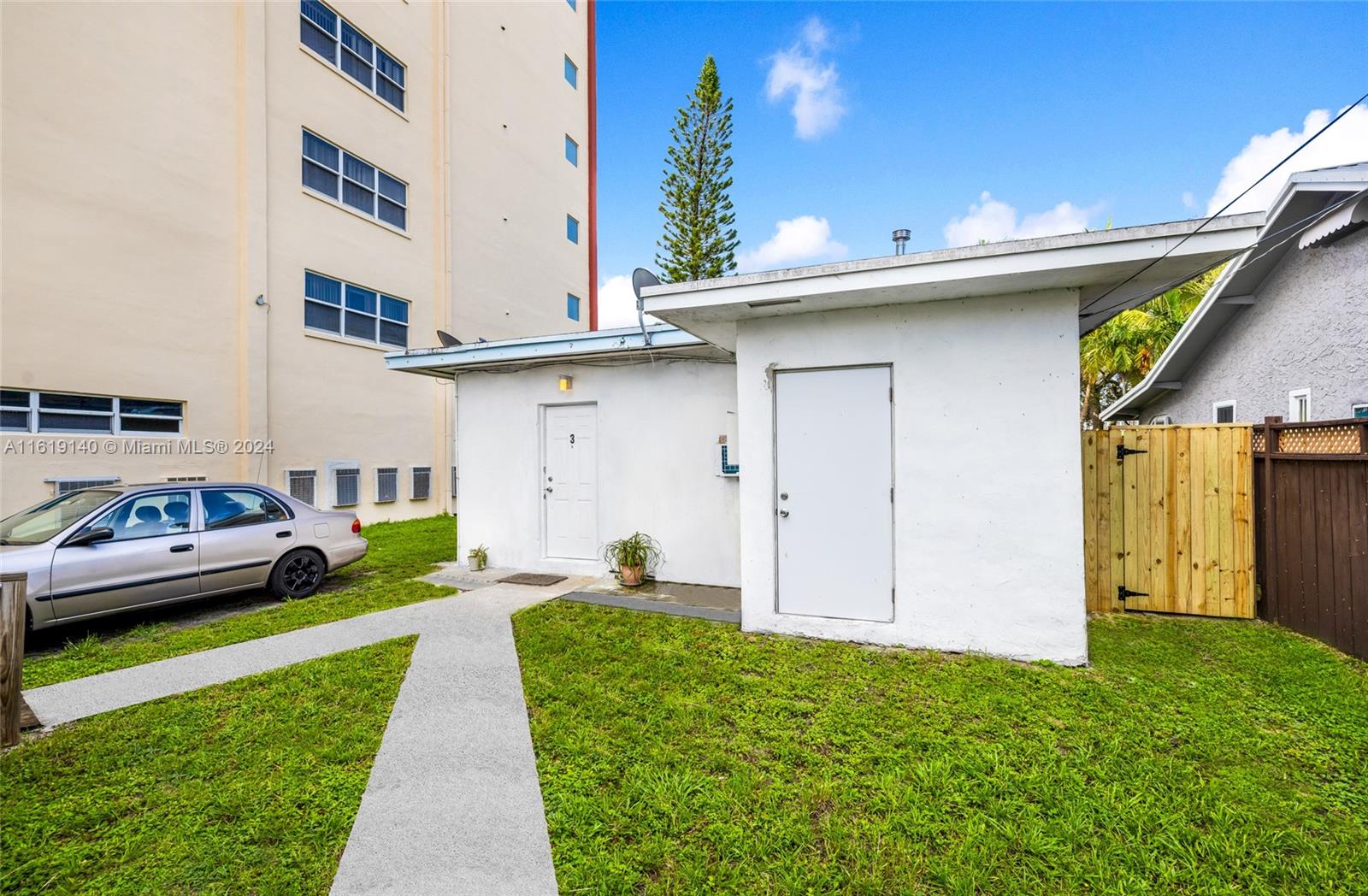 HOLLYWOOD LAKES - Residential Income