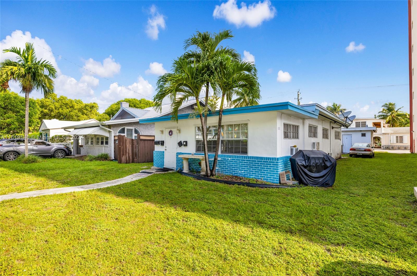 HOLLYWOOD LAKES - Residential Income