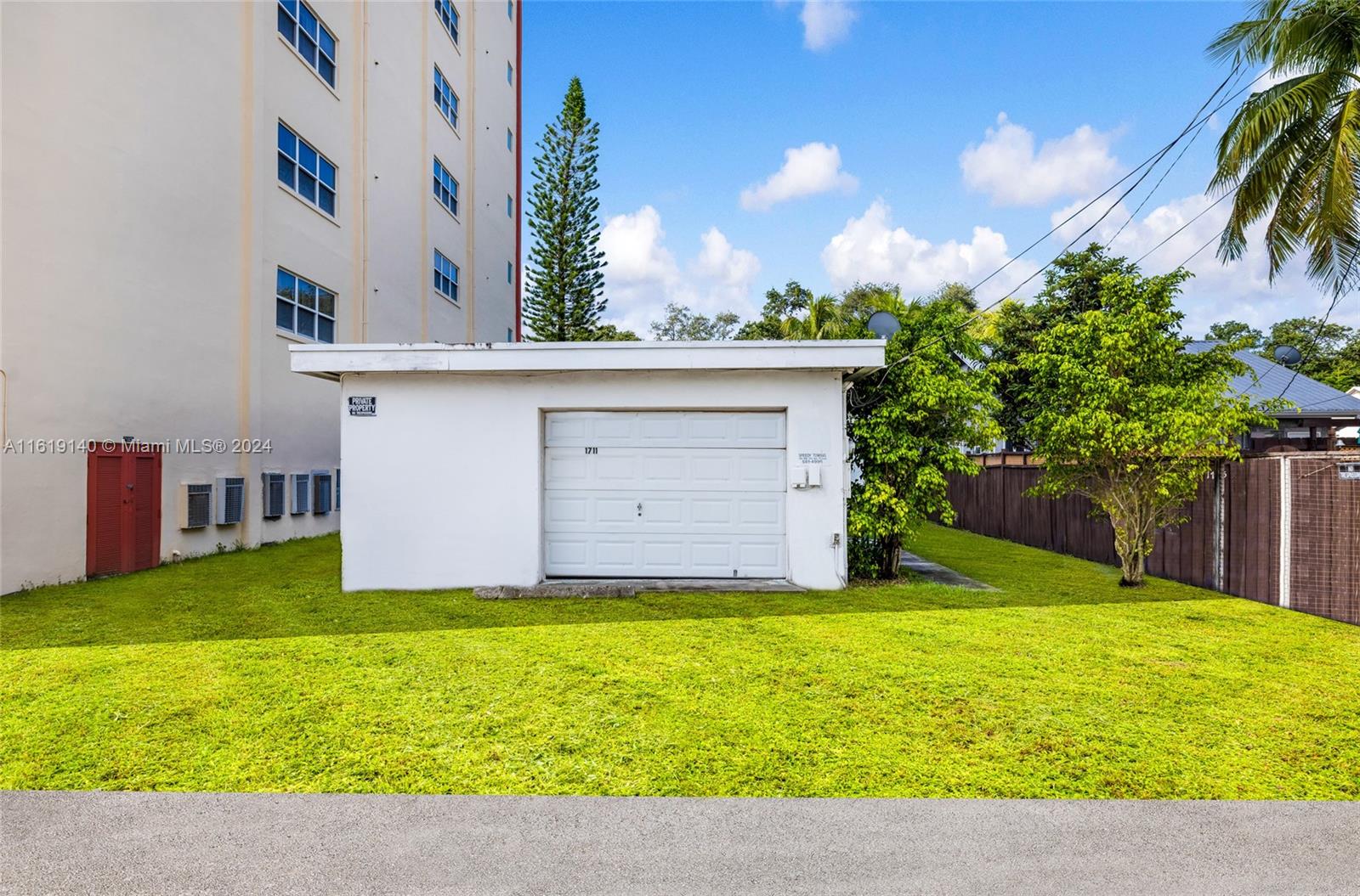 HOLLYWOOD LAKES - Residential Income