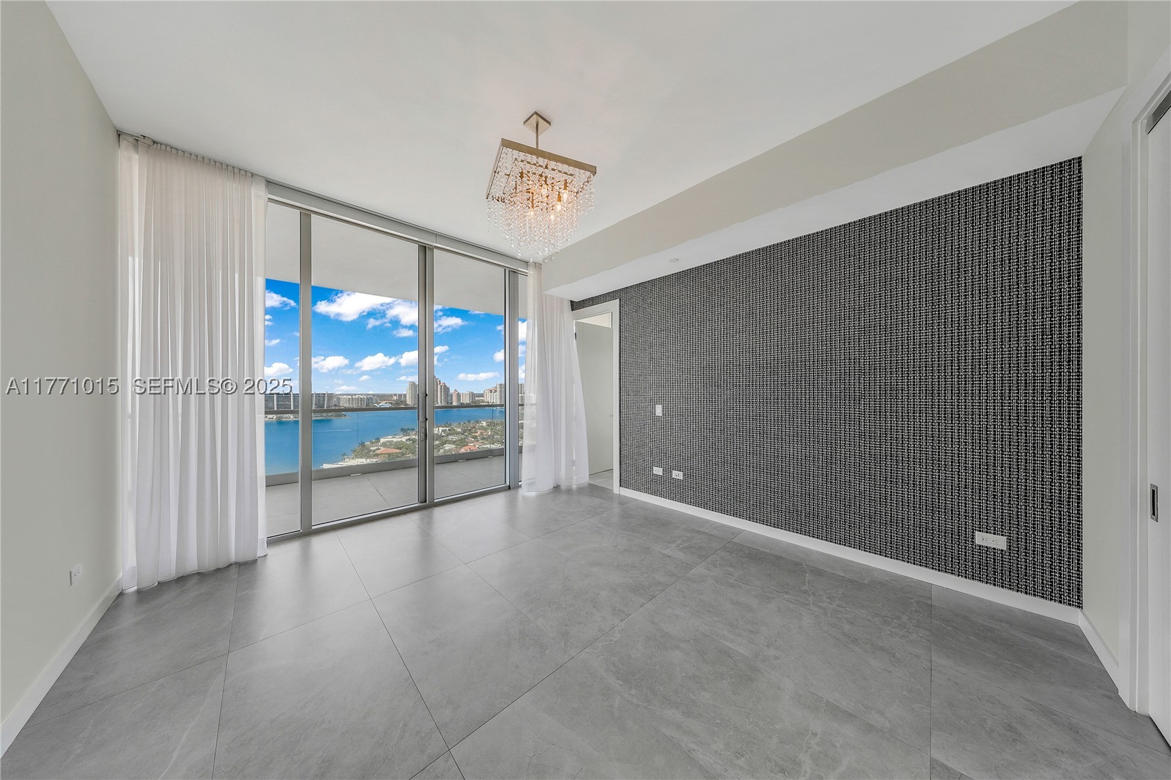 TURNBERRY OCEAN CLUB - Residential
