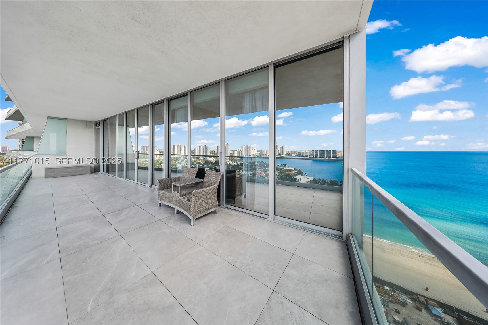 TURNBERRY OCEAN CLUB - Residential