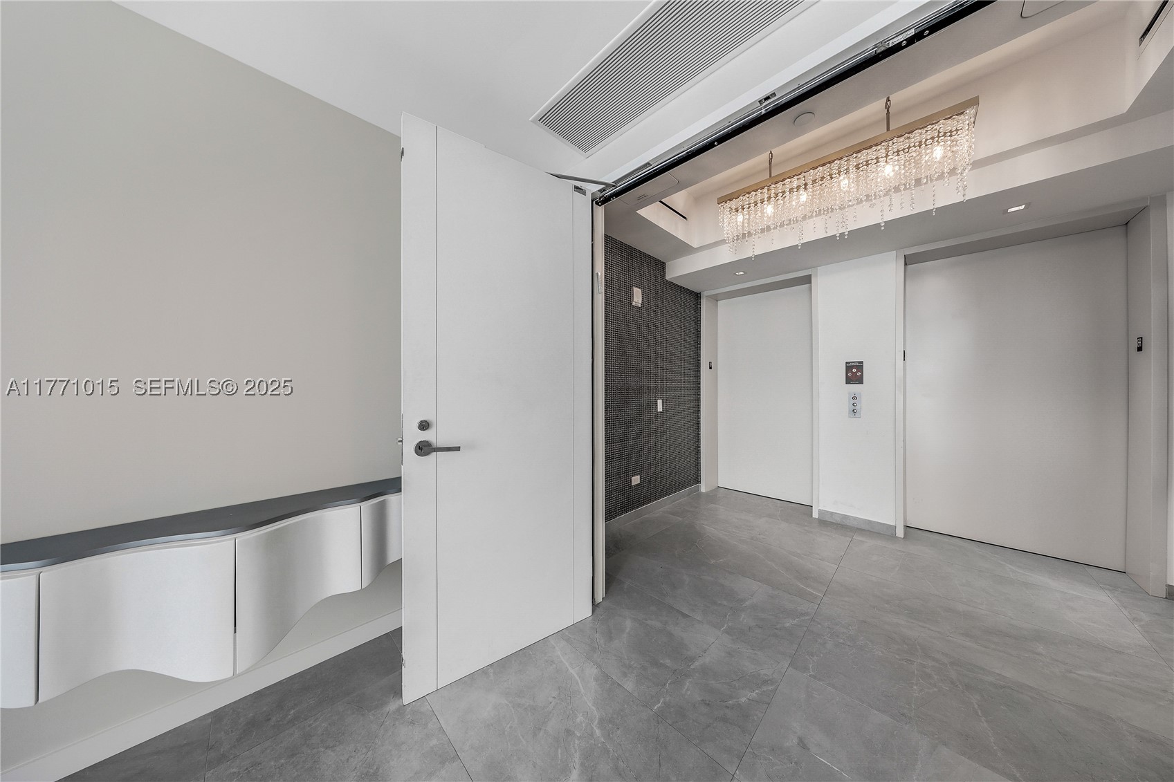 TURNBERRY OCEAN CLUB - Residential