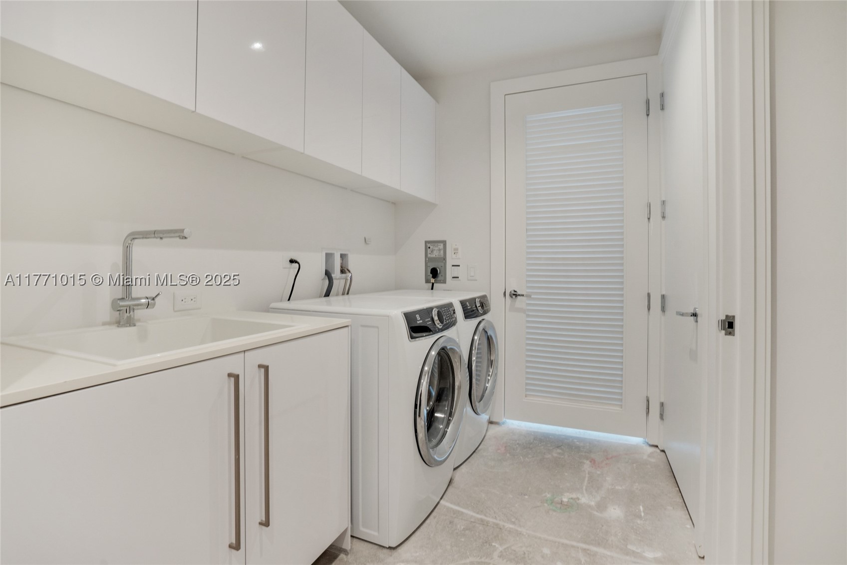 TURNBERRY OCEAN CLUB - Residential