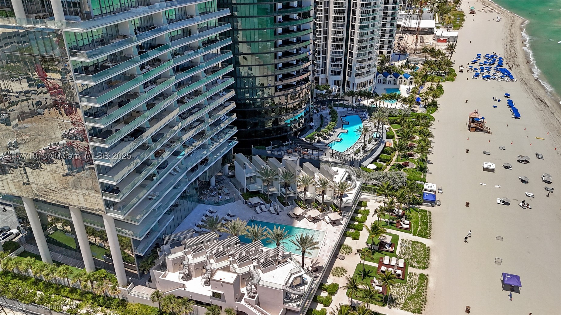 TURNBERRY OCEAN CLUB - Residential