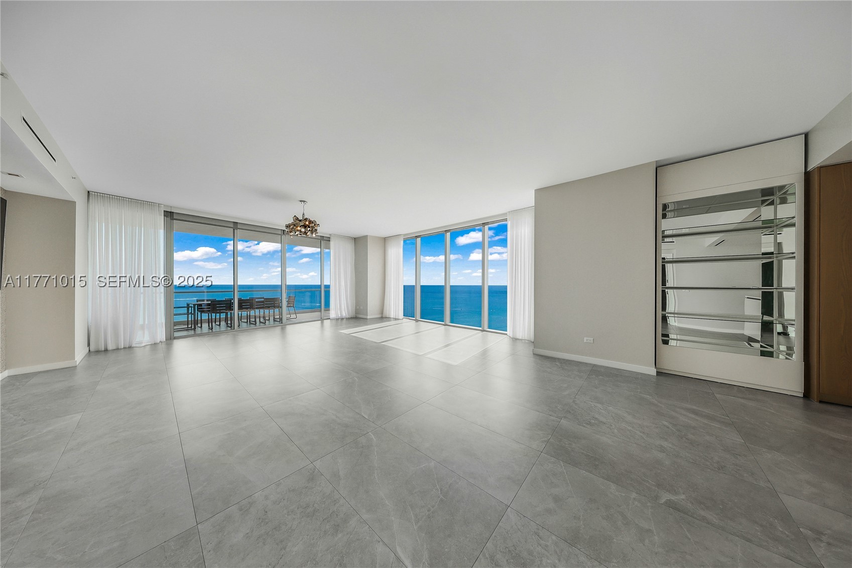TURNBERRY OCEAN CLUB - Residential