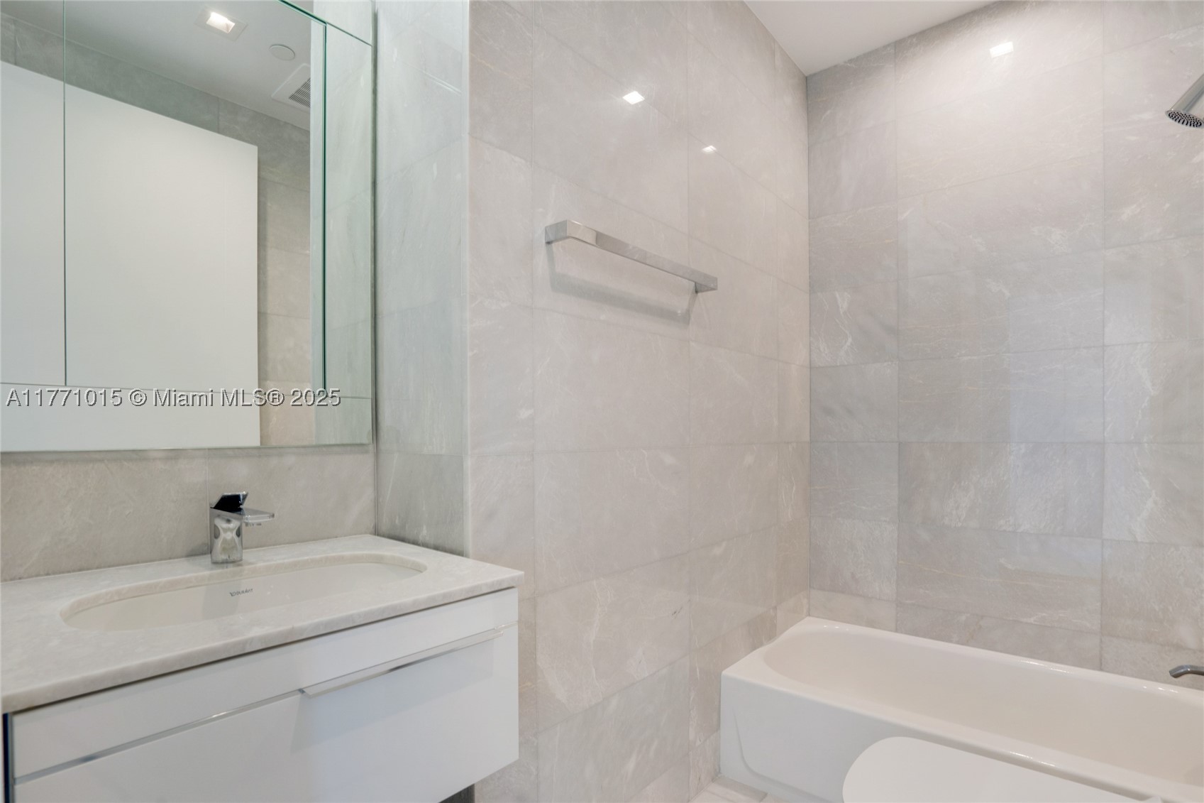 TURNBERRY OCEAN CLUB - Residential