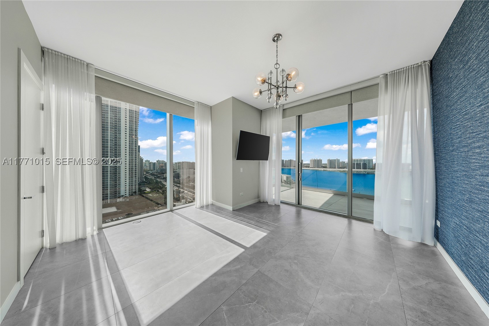 TURNBERRY OCEAN CLUB - Residential