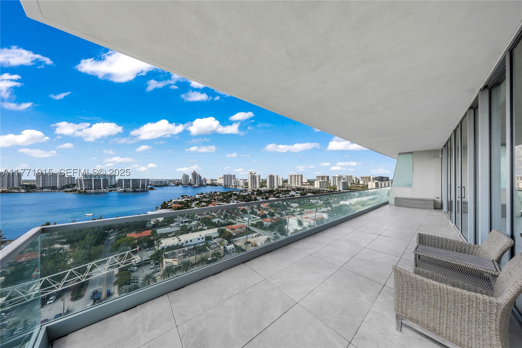 TURNBERRY OCEAN CLUB - Residential