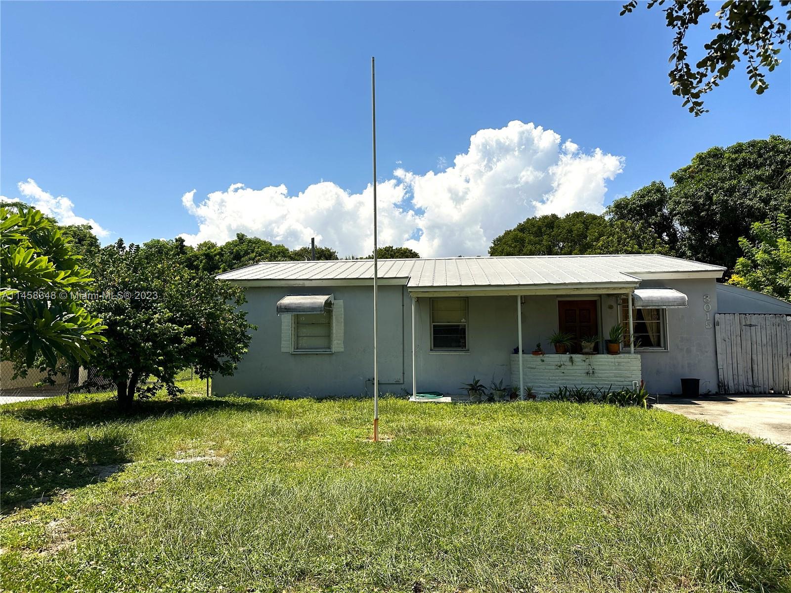 Cash only! Great potential for this 4BR/2BA home in Mackle Park! 3 stacked bedrooms and split Primary Suite. Large Great Room and full Utility Room. Close in to shopping/restaurants and freeways, schools and greenspaces.