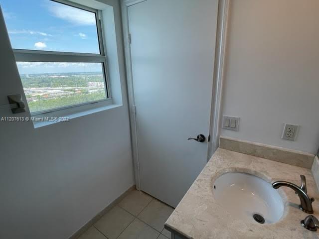 THE OAKS I CONDO - Residential Lease