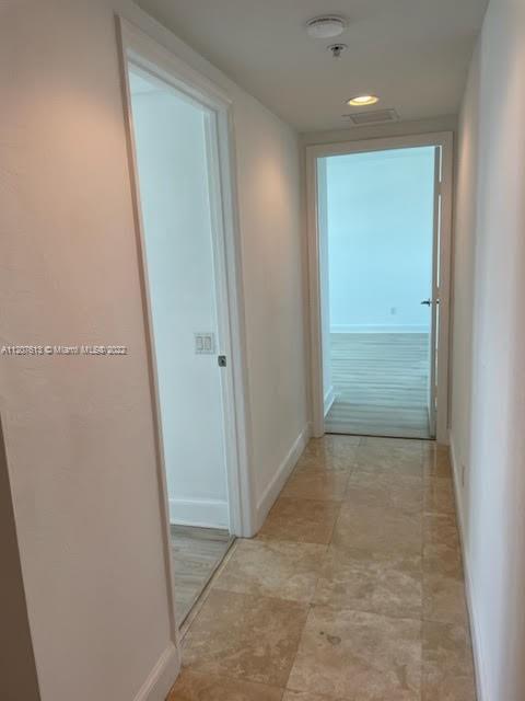 THE OAKS I CONDO - Residential Lease