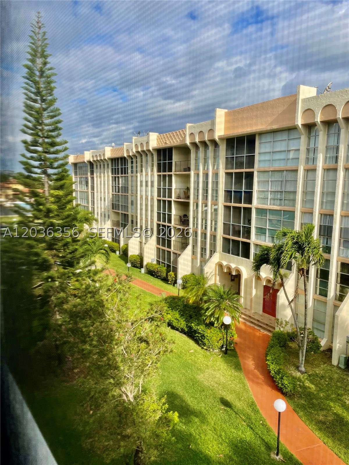 Annual. Unfurnished. Enjoy your life at Three Island in the beautiful upgraded community on the canal. Charming spacious condo, walk-in closet, big balcony, lots of space & more. Minutes to the beach, shopping, restaurants, bus stop. Lots of amenities. You will love to live here!
Association requires $1000 deposit for common areas
