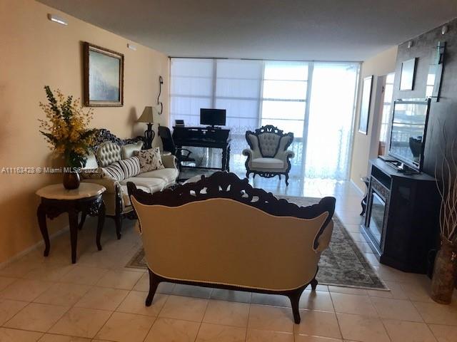 WINSTON TOWERS 500 CONDO - Residential