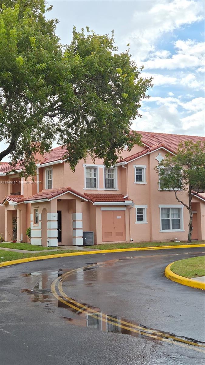 Nice and cozy 2 story condo at the very private and quite community Belmont. Laminated stairs and ceramic in living areas. Washer and dryer, new Range oven, microwave. 2 big bedrooms and 2 full baths. light coming from all the different walls of the apartment. beautiful views to garden and lake. The community offer, club house, boardwalk around the lake, and entertainment. Central location. Quick approval. Applications with credit report.