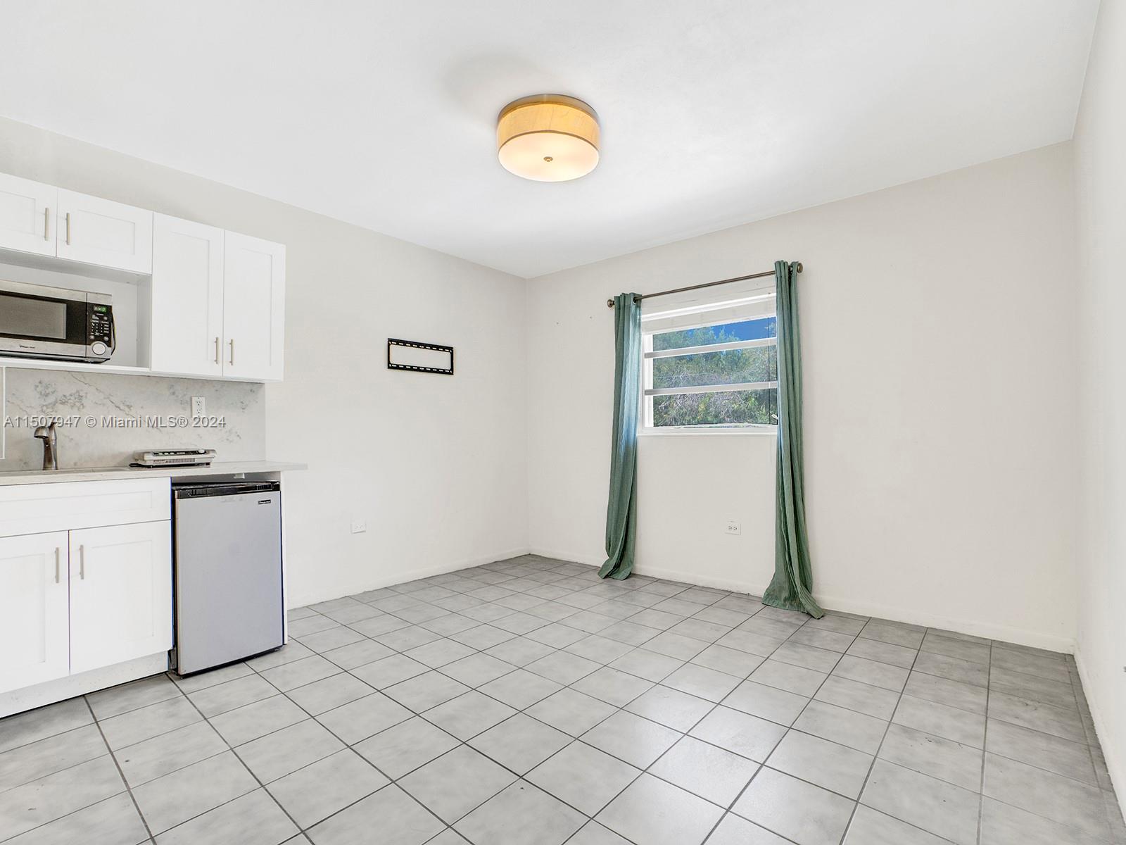 INDIES ISLAND - Residential Lease