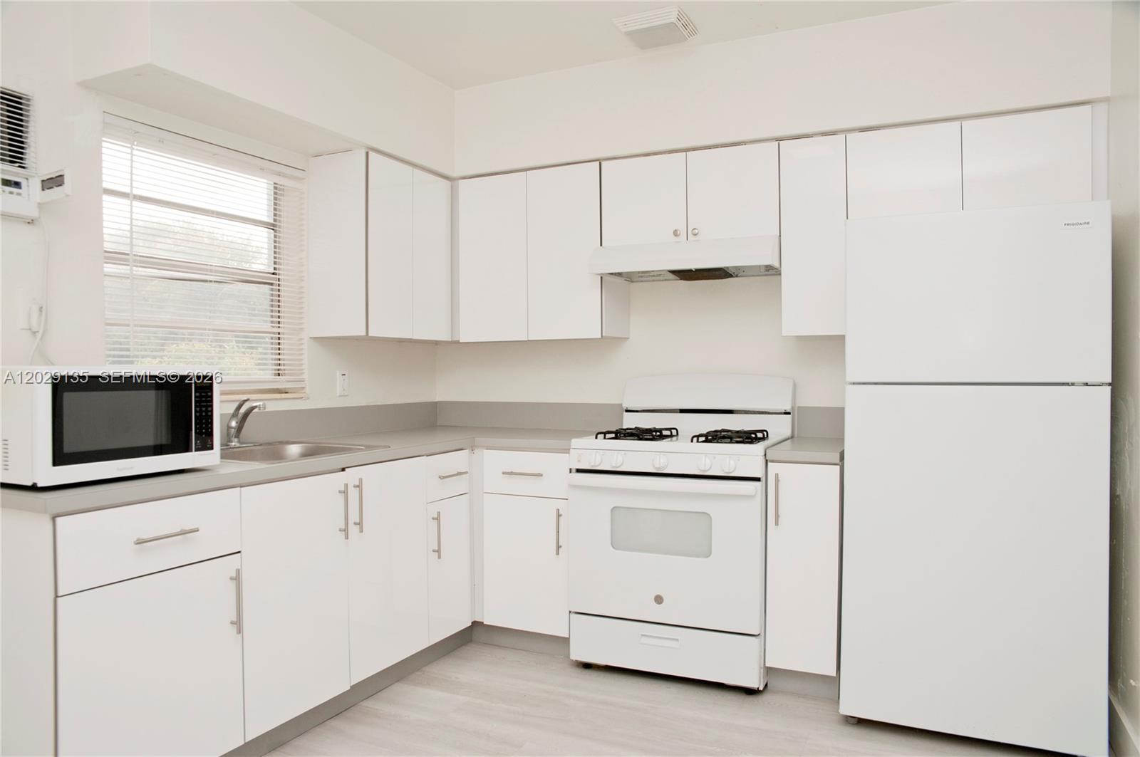 HOLLYWOOD LITTLE RANCHES - Residential Lease