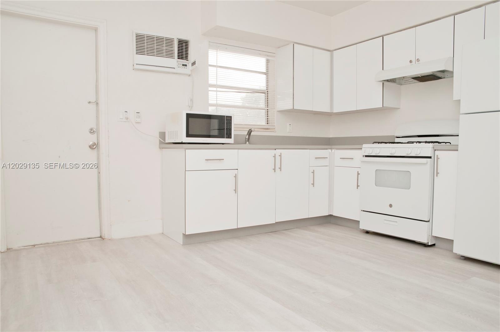 HOLLYWOOD LITTLE RANCHES - Residential Lease