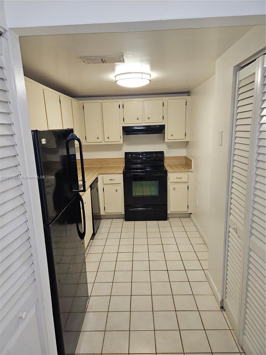 Ground Floor unit 2 Bedroom / 2 Bathroom, located right next to the pool and beautiful sitting area. Open Balcony,
Master Room with Walk in closet, Washer & Dryer inside the unit, Centrally Located near the Miami International
Airport ** OWNER IS PAINTING THE UNIT ** MUST SEE **