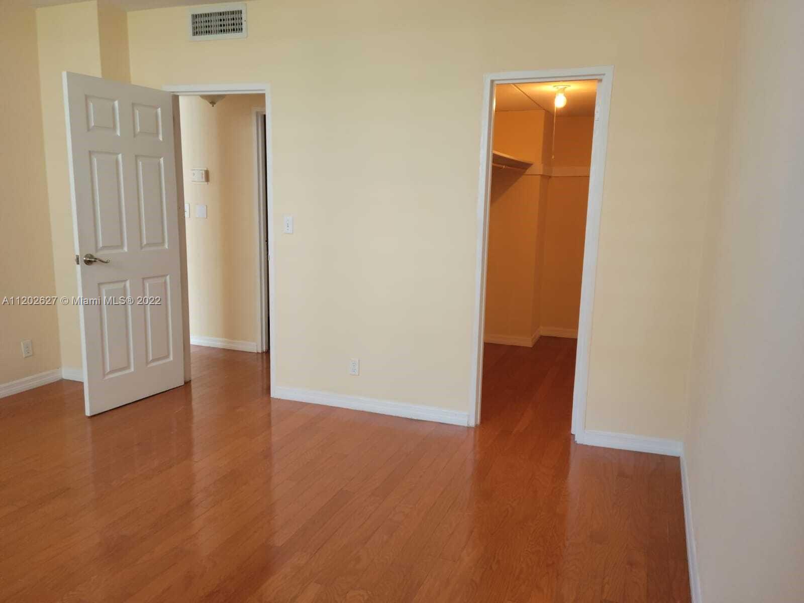 Great opportunity to live on the beach, in a guarded building with amazing amenities. Spacious condo, plenty of closet space, with ocean views. Vacant and easy to show.