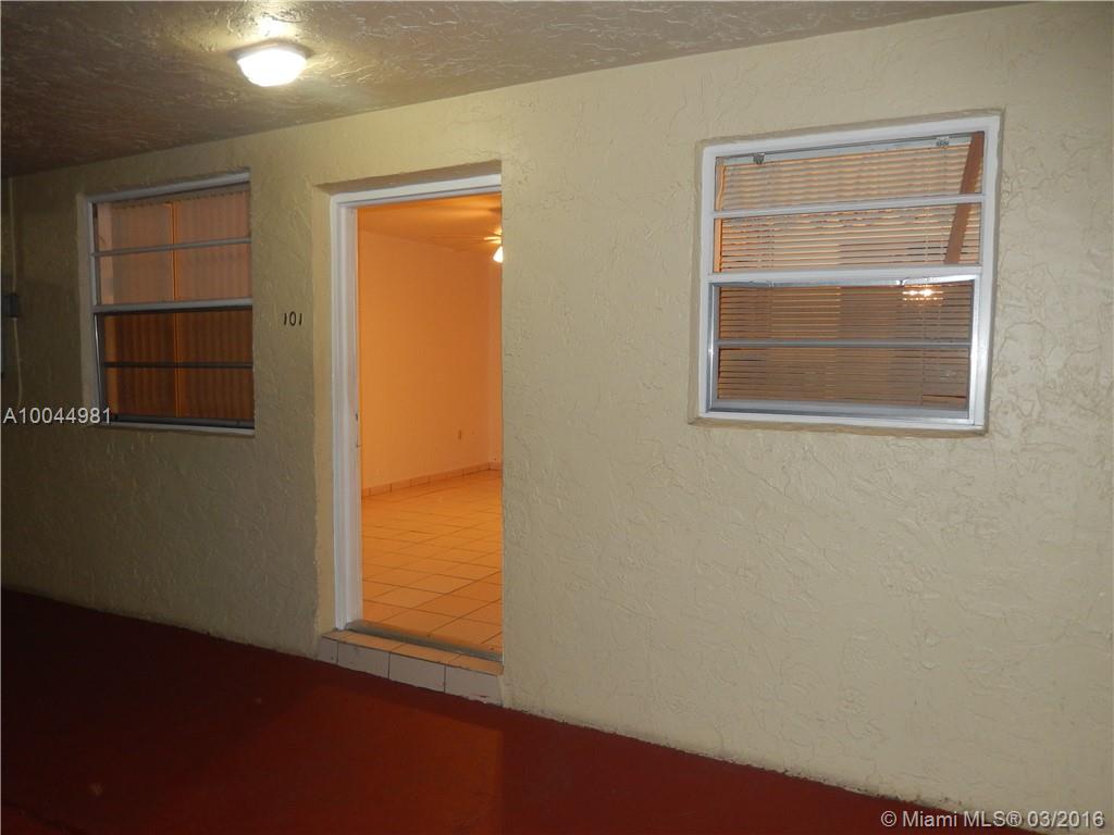 GREAT BUY! CONDO IN MOVE-IN CONDITION, FEATURES A SPACIOUS LIVING ROOM, DINING, MODERN UPDATED KITCHEN, 1 BEDROOMS, 1 BATH, CERAMIC TILES, CENTRAL AIR. MUCH MORE! WON'T LAST! GREAT INVESTMENT, LOW TAXES & LOW ASSOCIATION, CLOSE TO SUPER MARKERS, BANKS, PUBLIC TRANSPORTATION, TEXT LISTING AGENT IS EZ TO SHOW IT.
