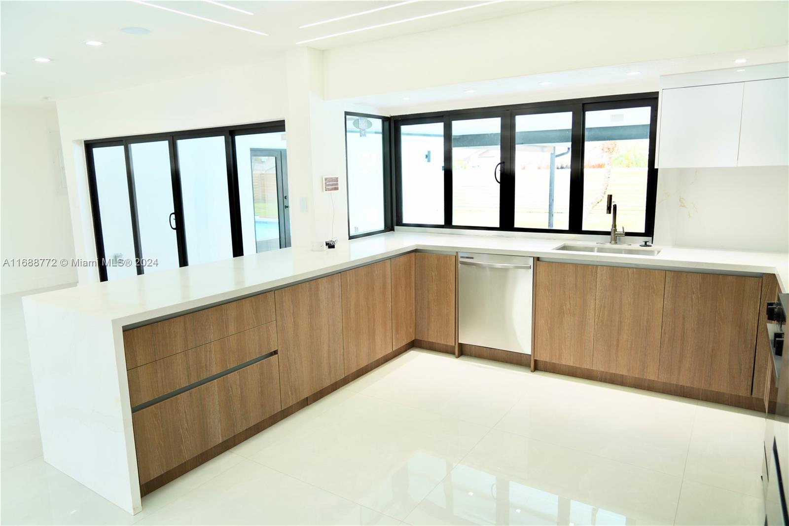 PLANTATION PARK 6TH ADD D - Residential Lease