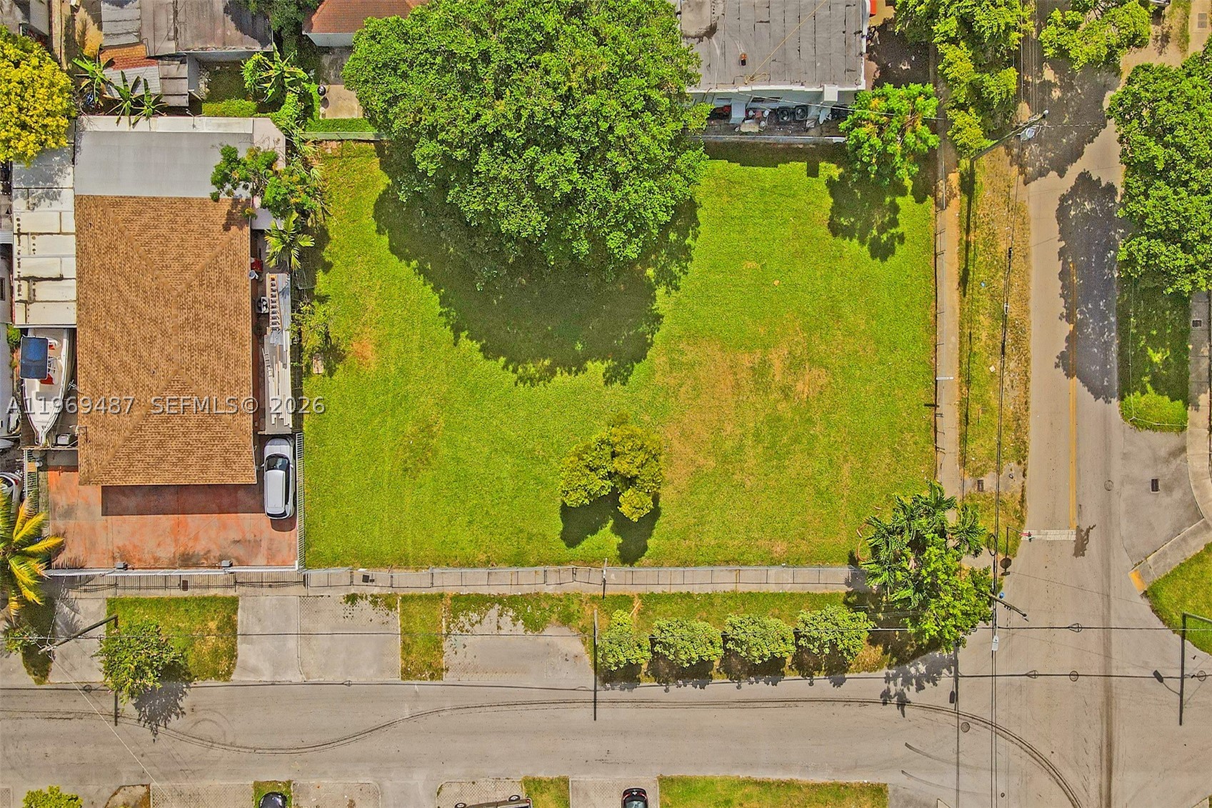 Prime Duplex-Zoned Corner Lot in Miami!

This lot is zoned for a duplex, making it an incredible opportunity for builders and investors. It’s centrally located near Wynwood, the airport, hospitals, and more, offering spectacular potential. The seller is motivated!