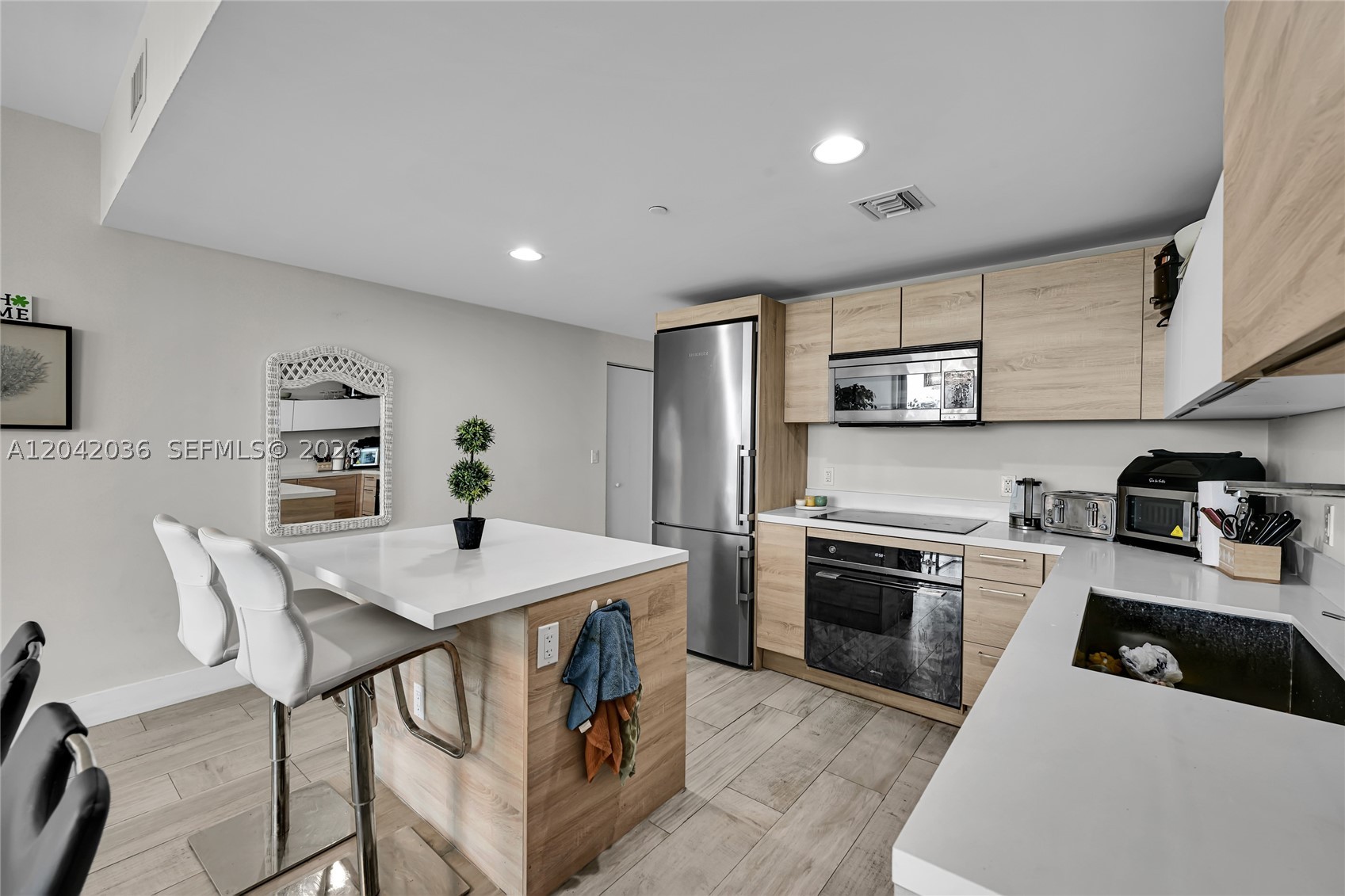 THE HARBOUR SOUTH CONDO - Residential