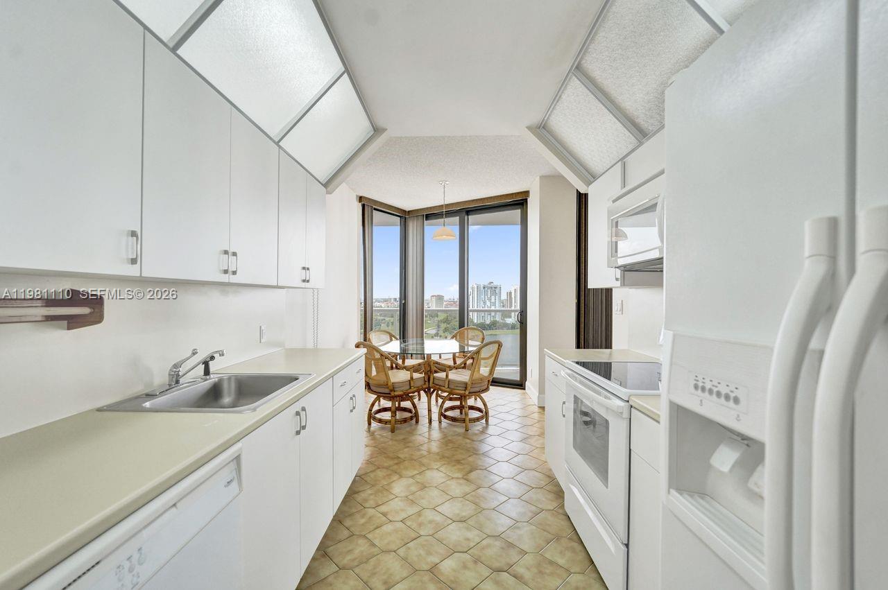 HAMPTONS WEST CONDO - Residential