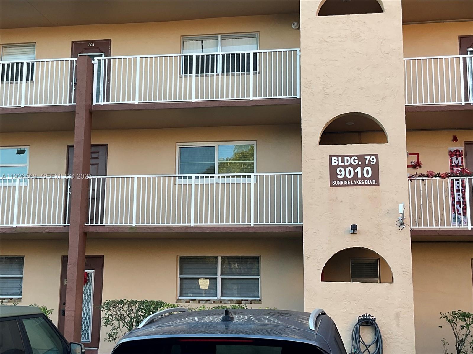 Stunning 2bed, 2bath, condo in sunrise lakes blvd , completely updated, freshly painted , gourmet kitchen , quartz countertop, SS appliances , laminate floors, community with lot of activities ,  club house with indoor pool.  Convenient location near sawgrass mall, Ft Lauderdale beaches,  Ft Lauderdale airport. won't last!!!