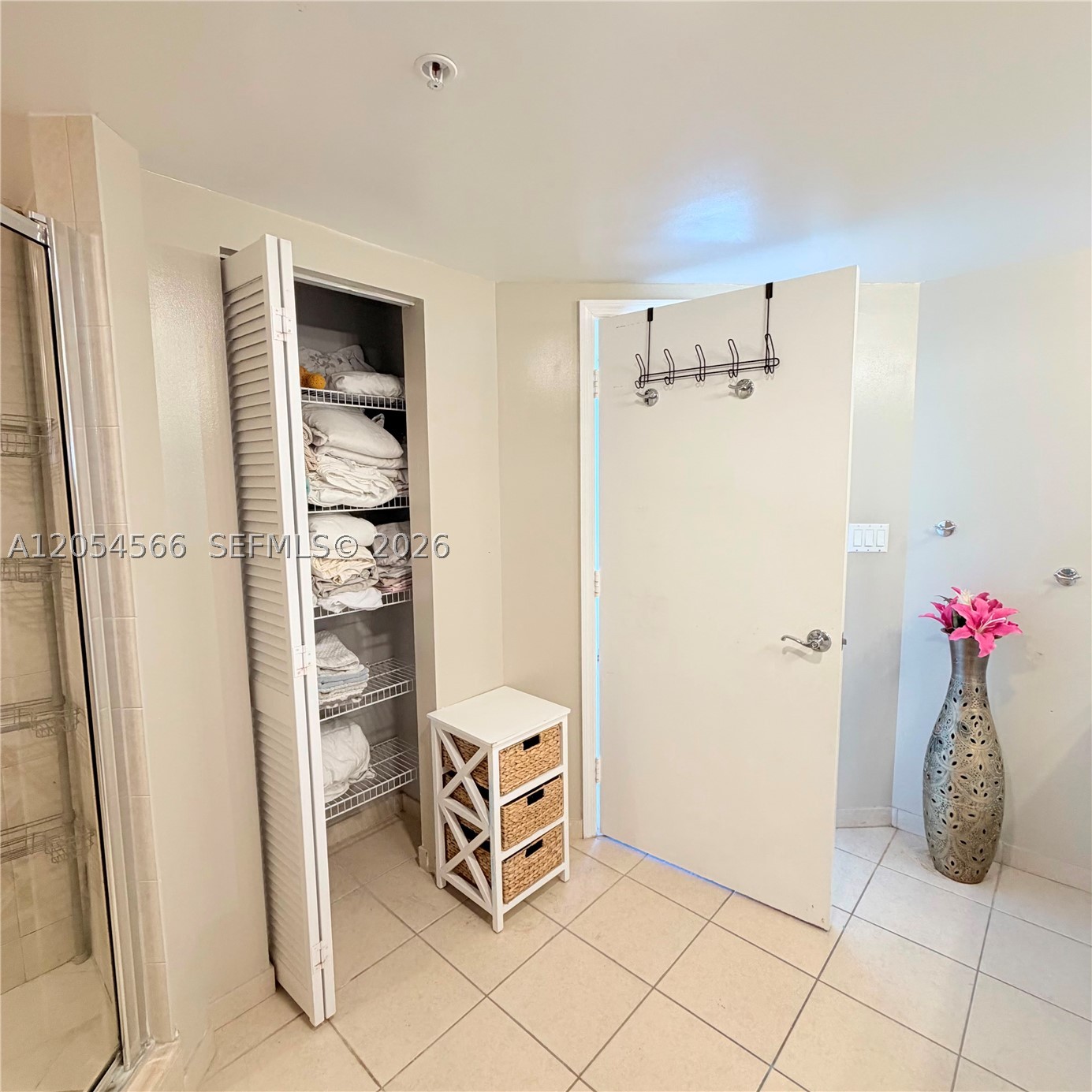LA PERLA CONDO - Residential Lease