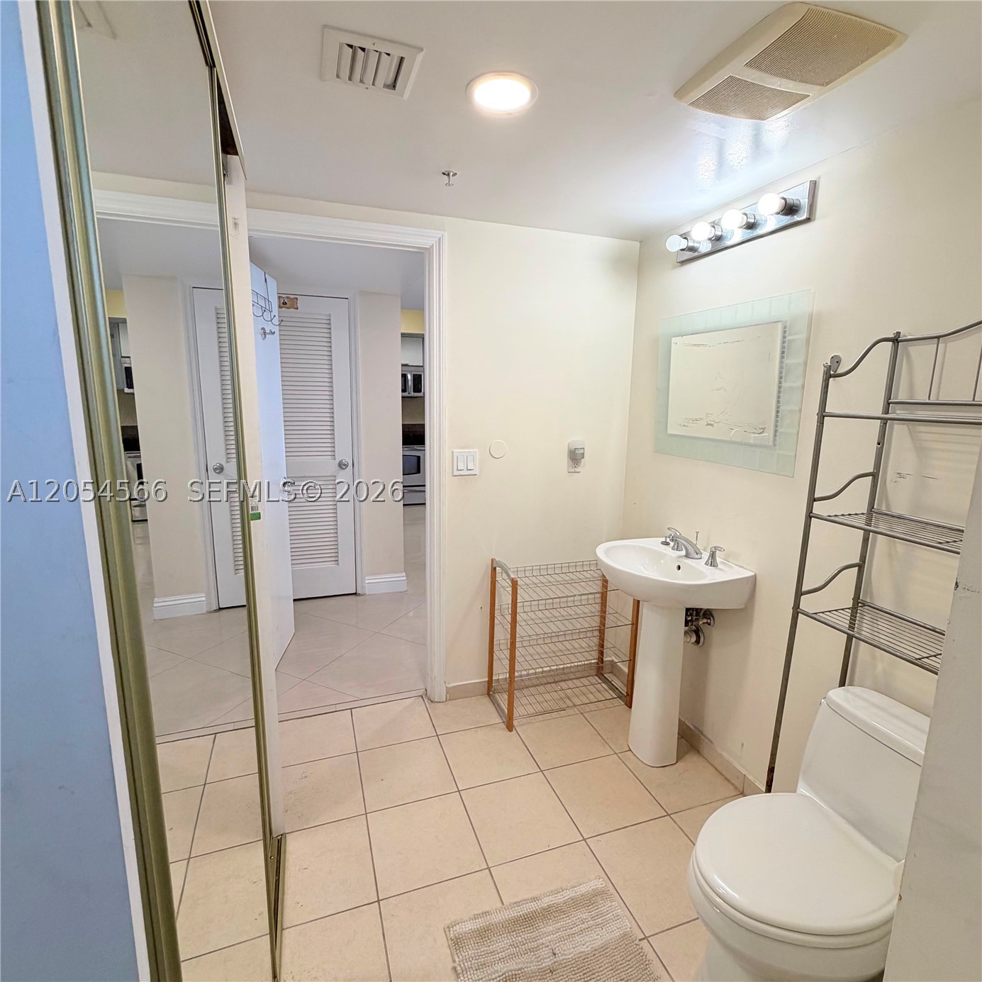 LA PERLA CONDO - Residential Lease
