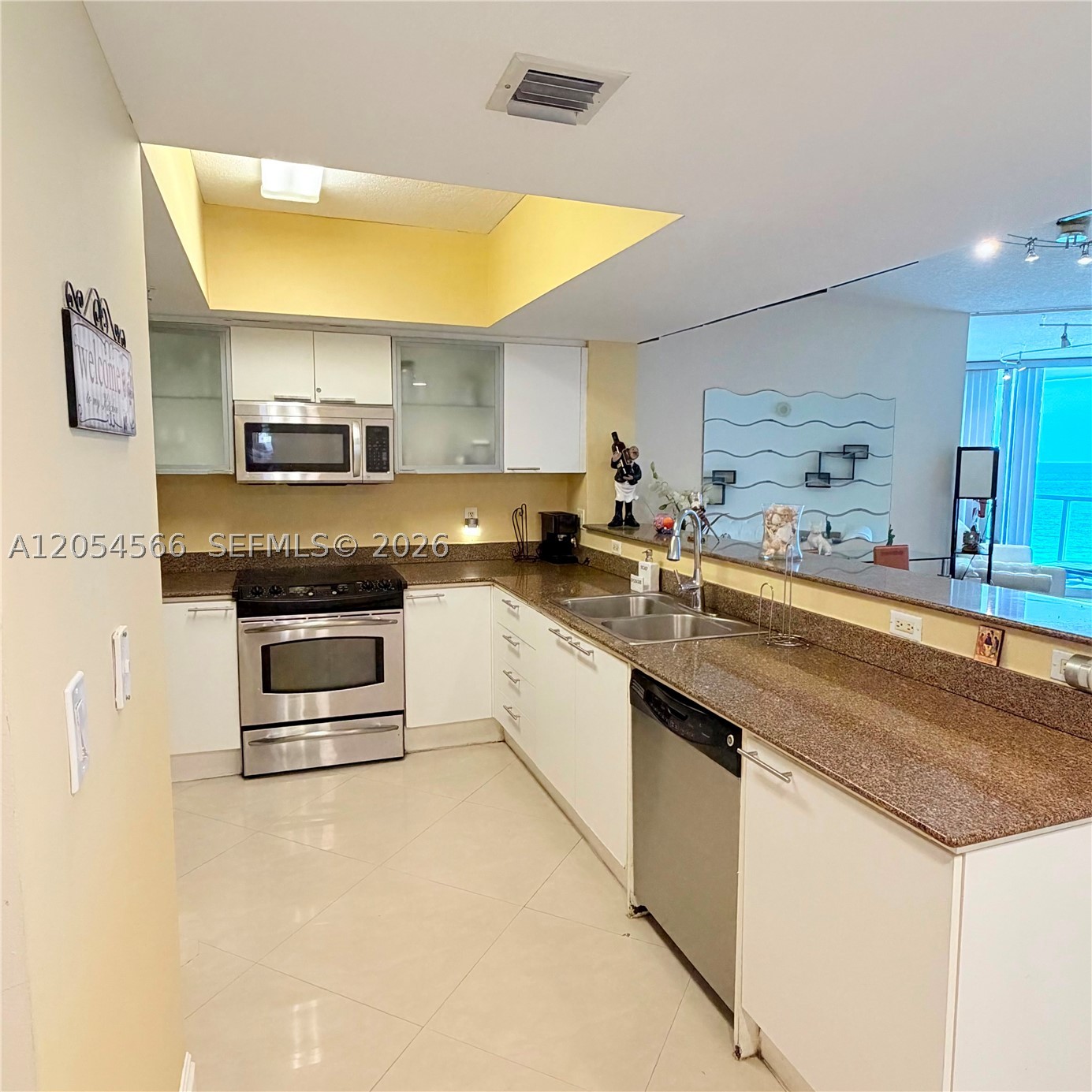 LA PERLA CONDO - Residential Lease