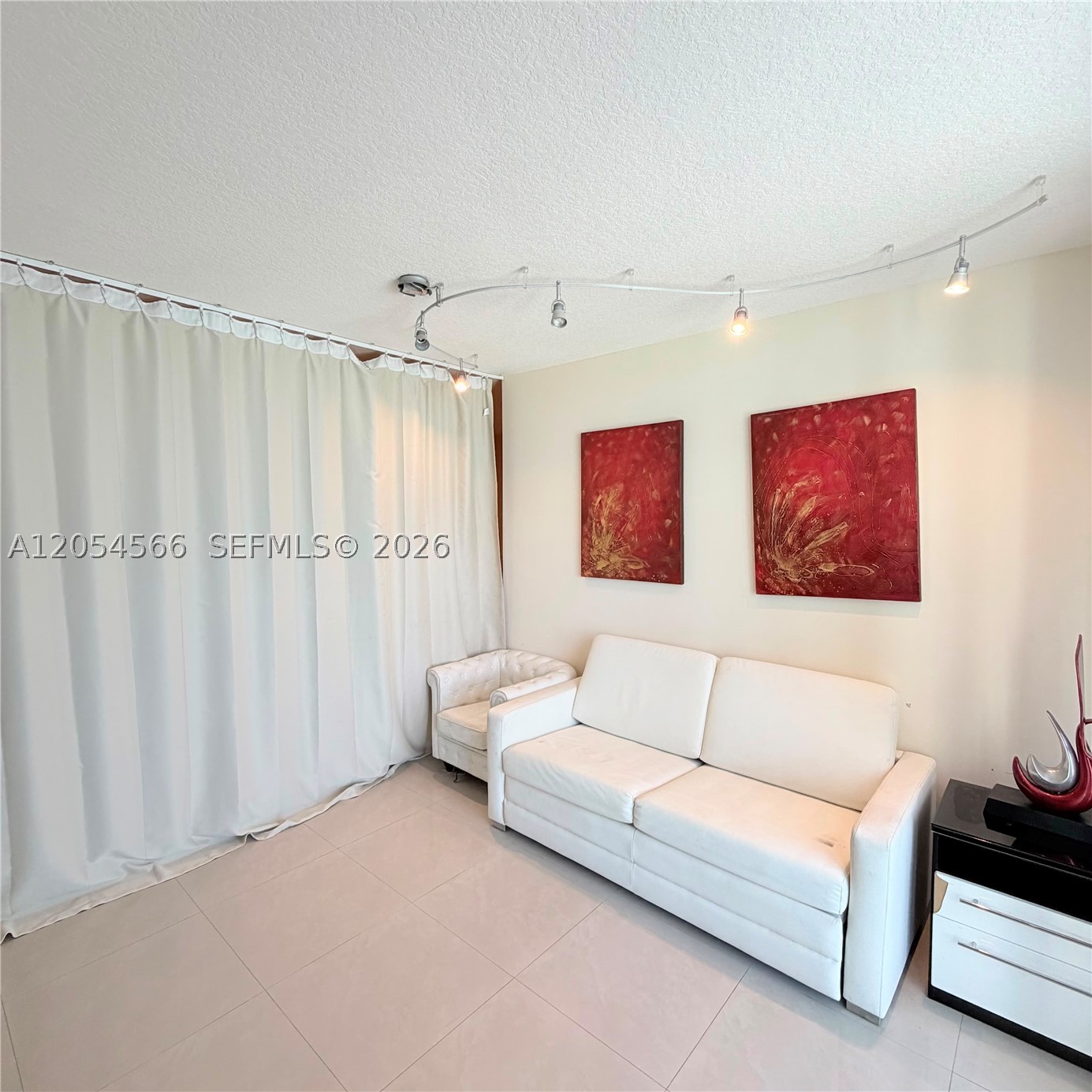 LA PERLA CONDO - Residential Lease