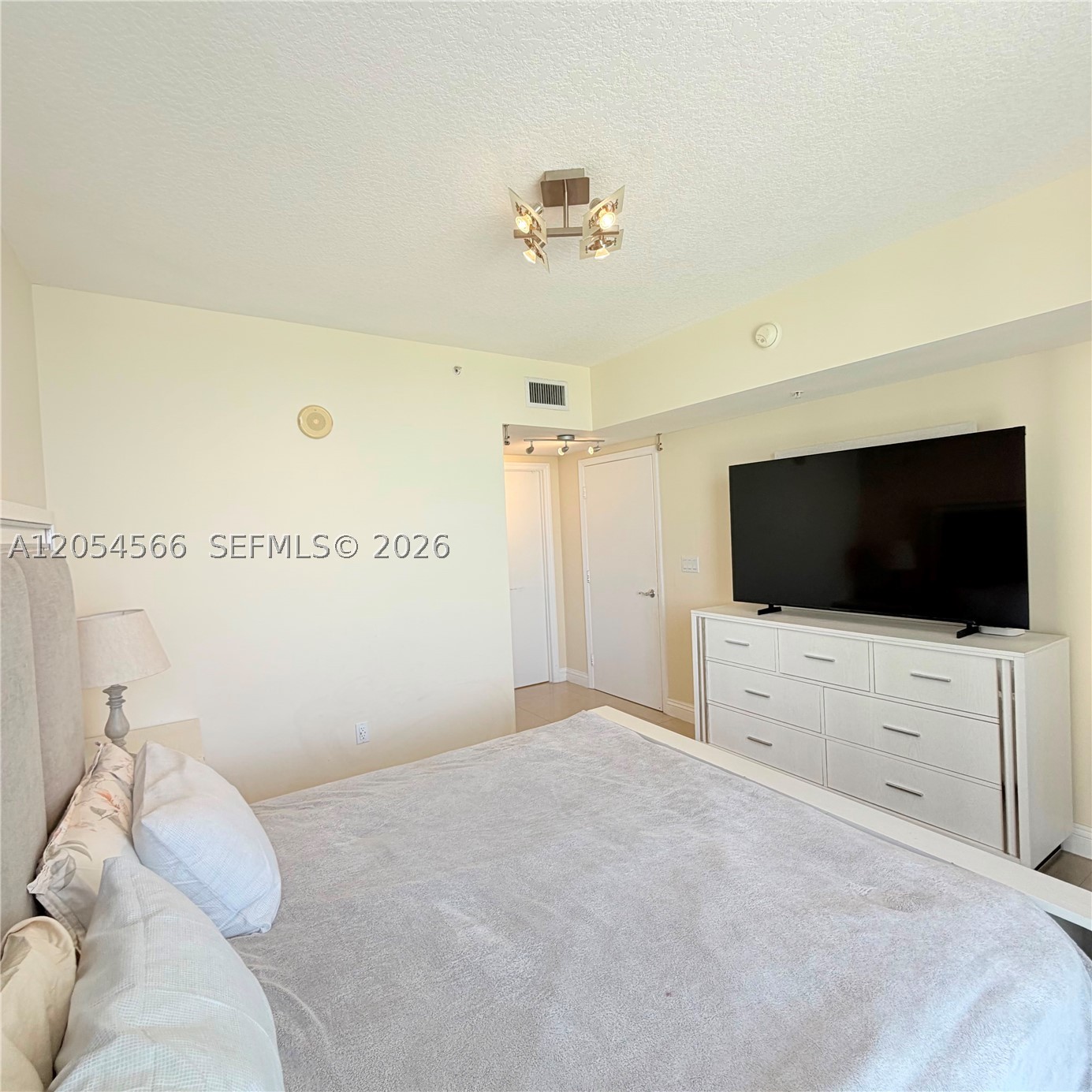 LA PERLA CONDO - Residential Lease