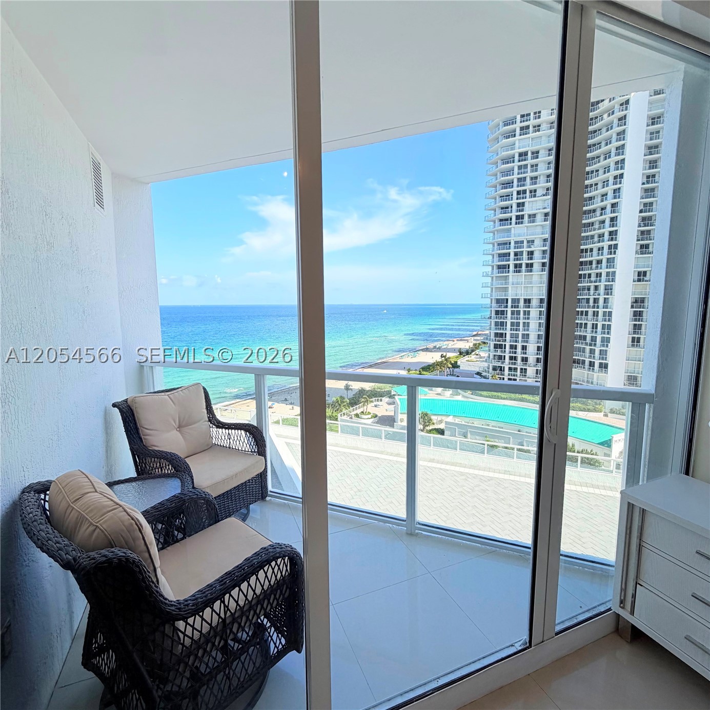 LA PERLA CONDO - Residential Lease
