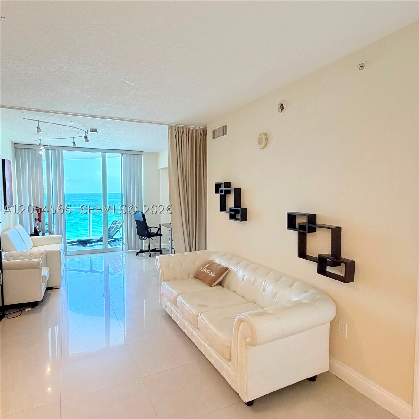 LA PERLA CONDO - Residential Lease