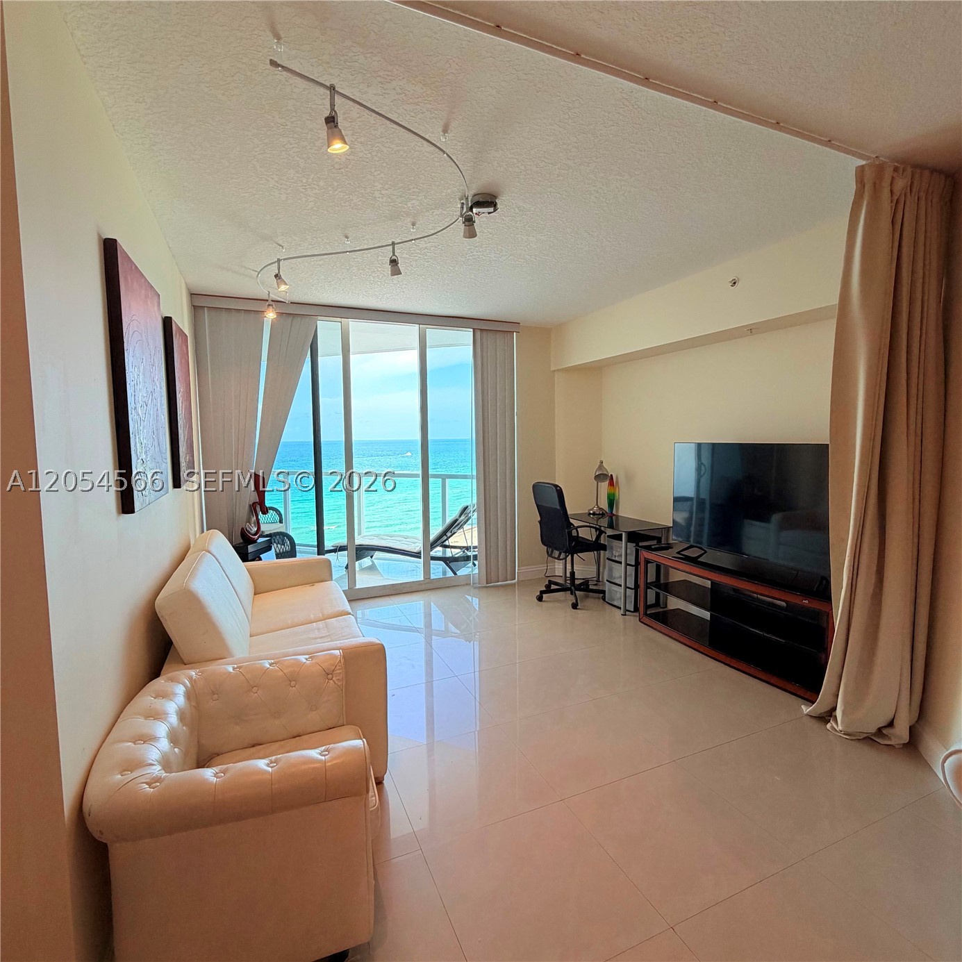 LA PERLA CONDO - Residential Lease