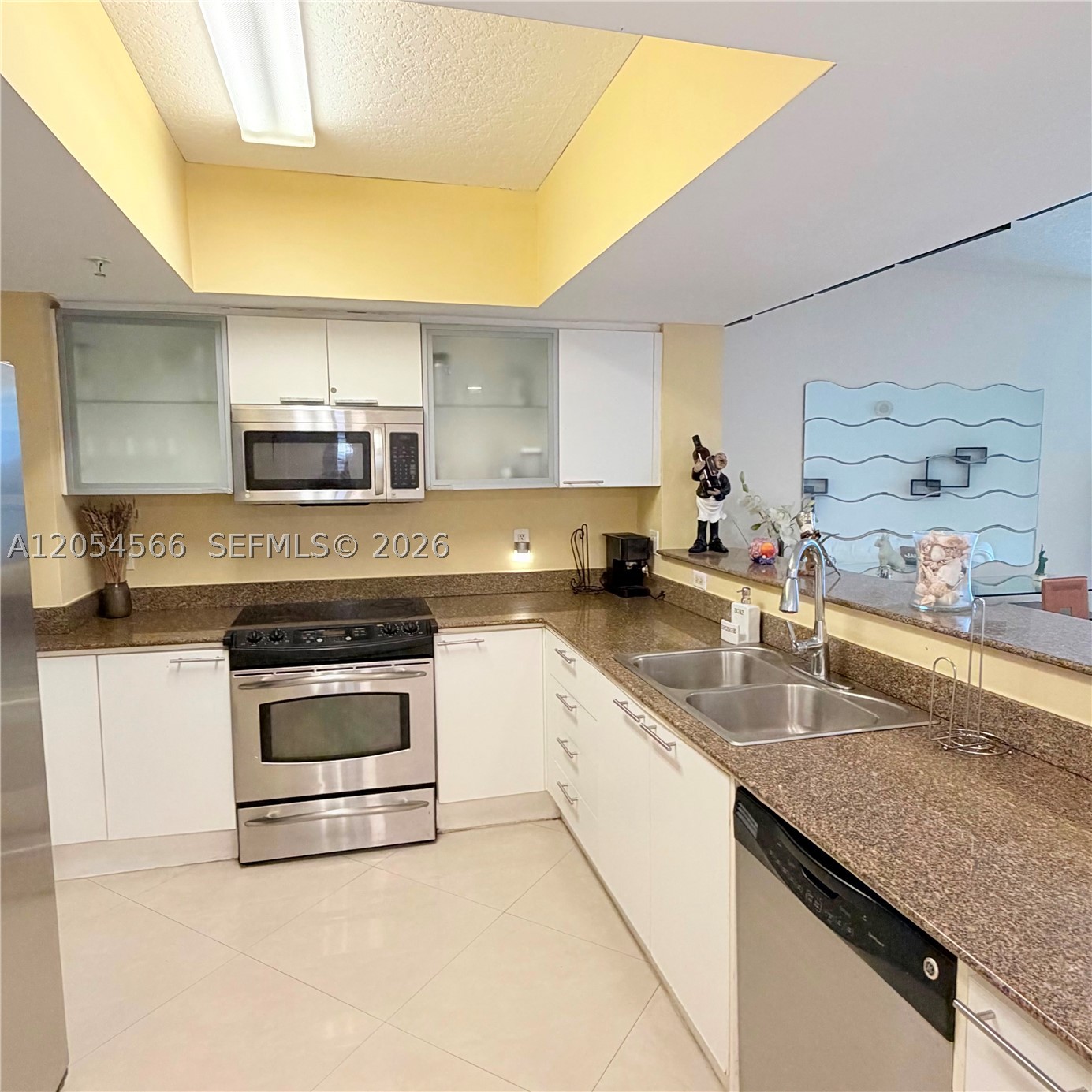 LA PERLA CONDO - Residential Lease