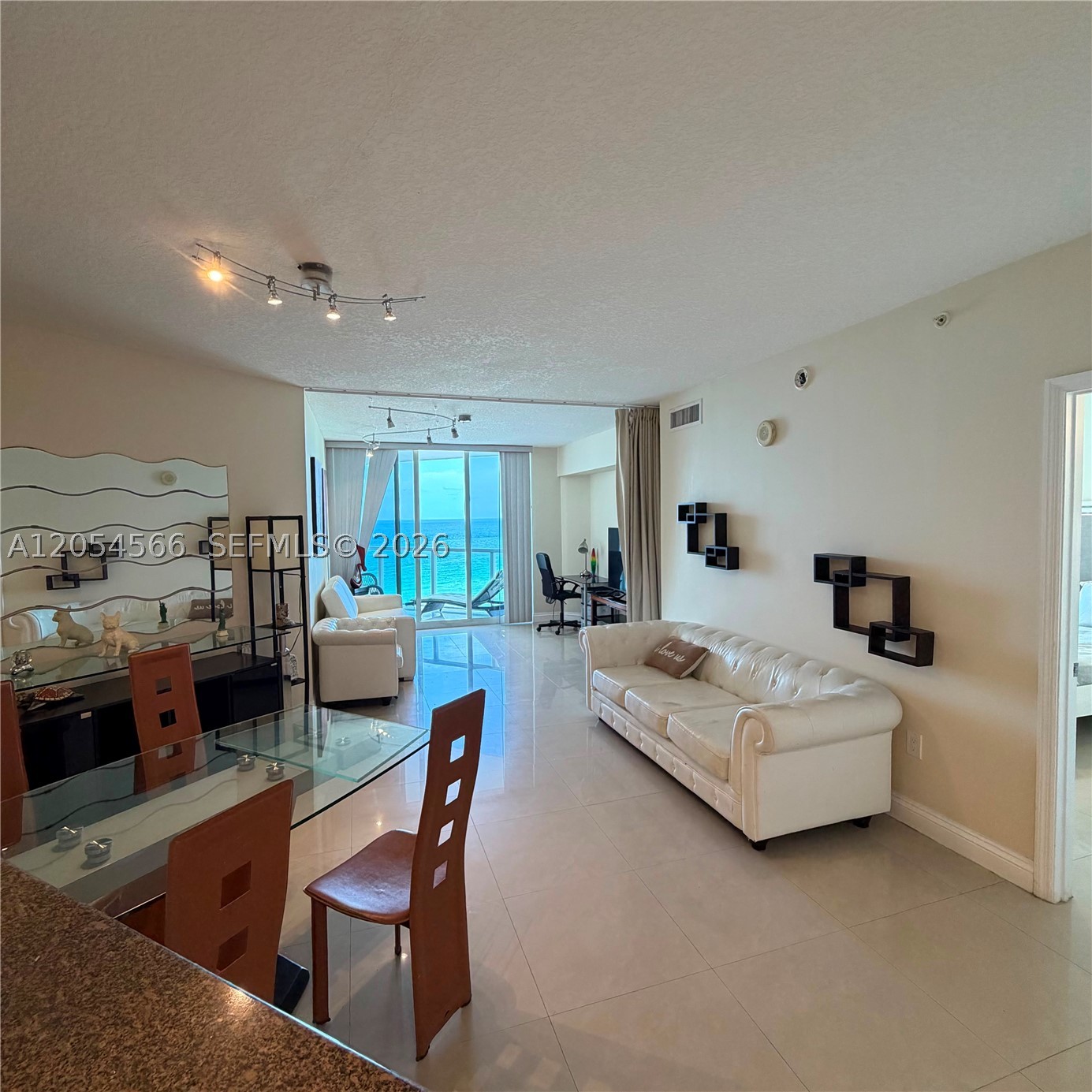 LA PERLA CONDO - Residential Lease