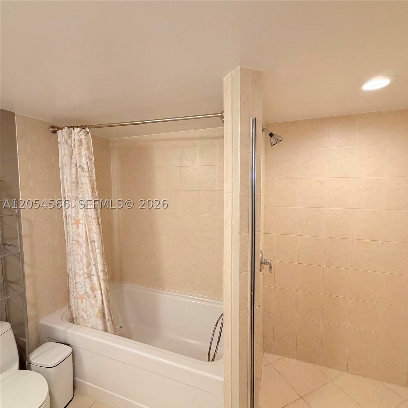 LA PERLA CONDO - Residential Lease