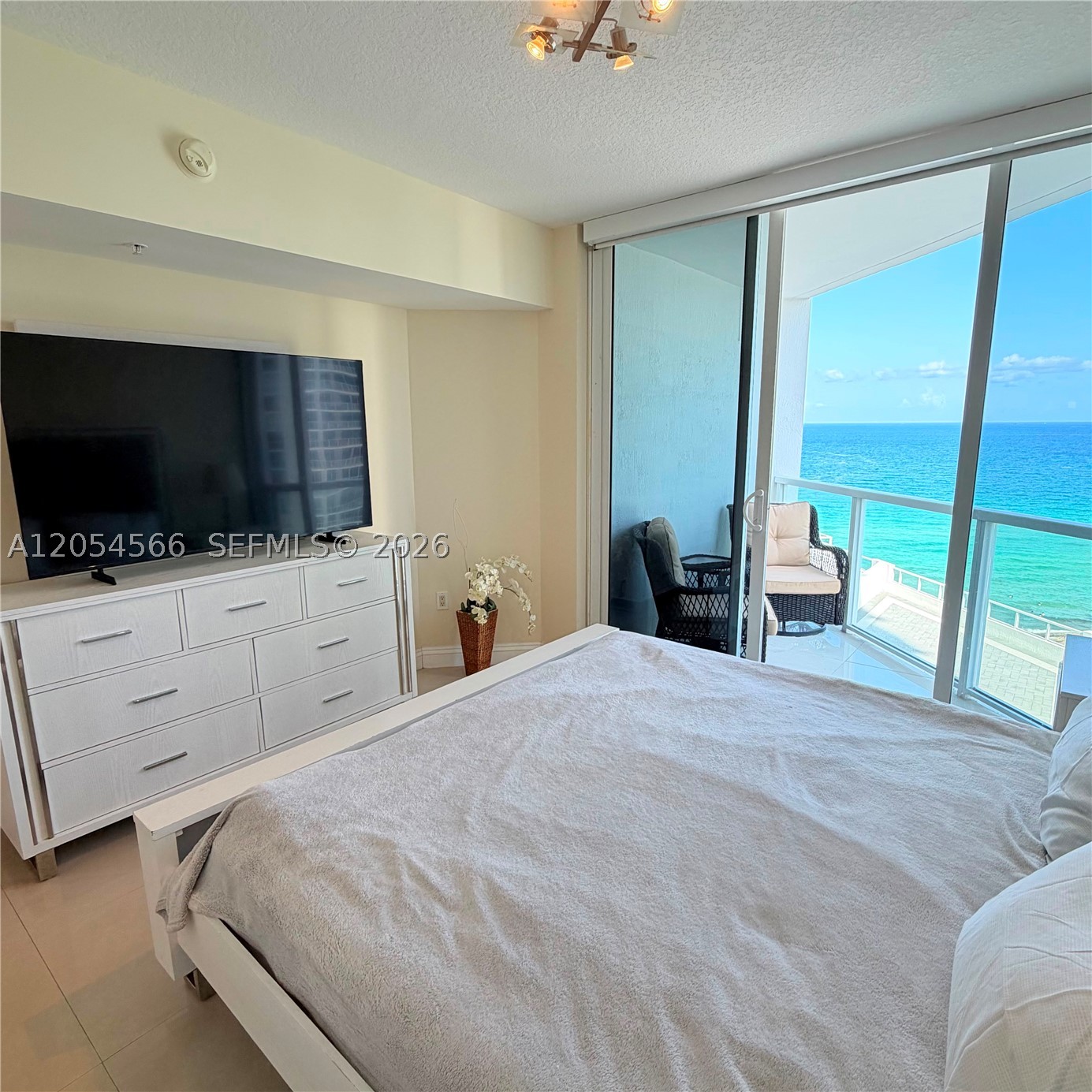 LA PERLA CONDO - Residential Lease