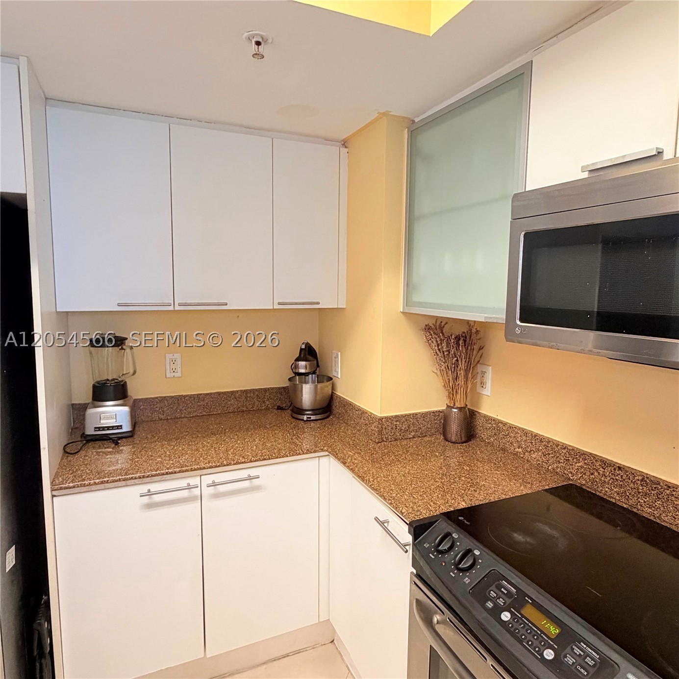 LA PERLA CONDO - Residential Lease