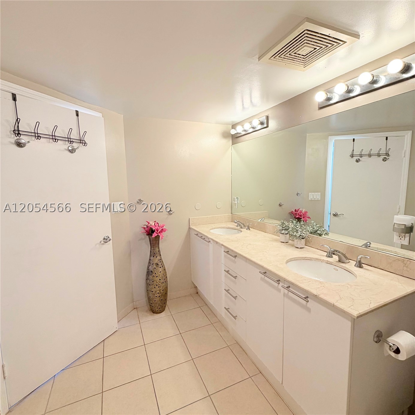 LA PERLA CONDO - Residential Lease