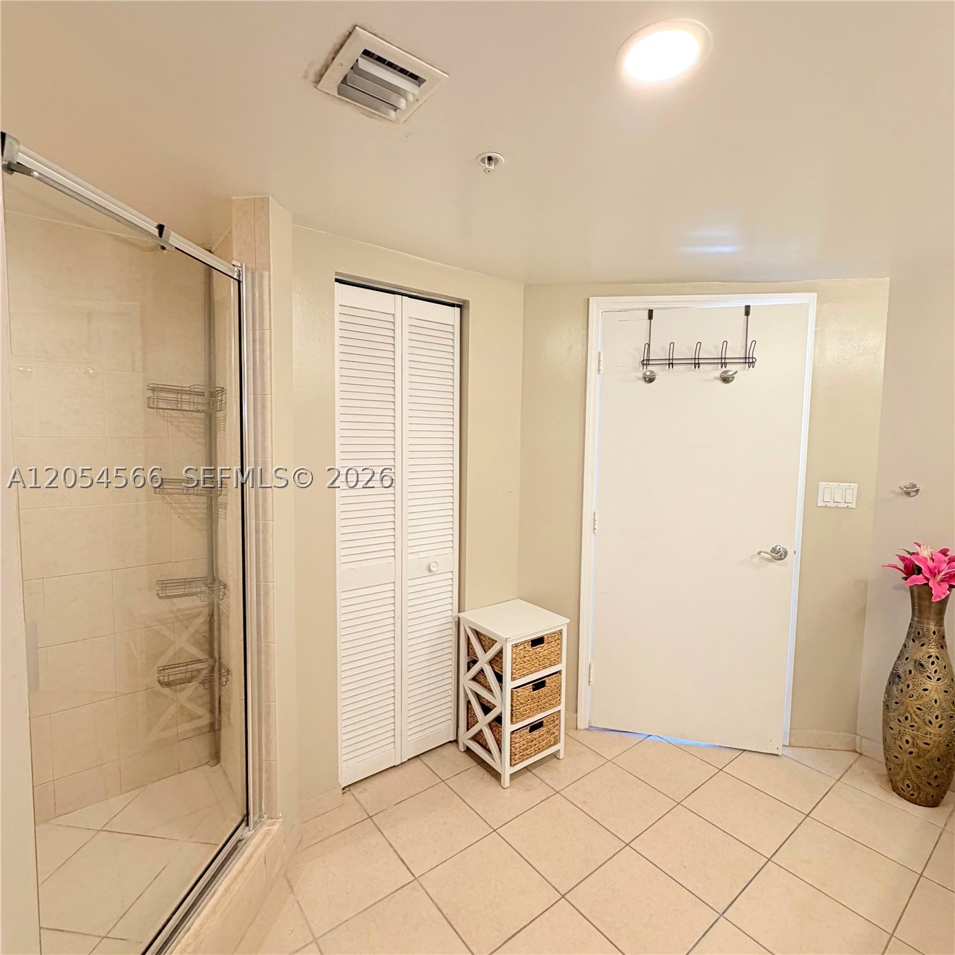LA PERLA CONDO - Residential Lease