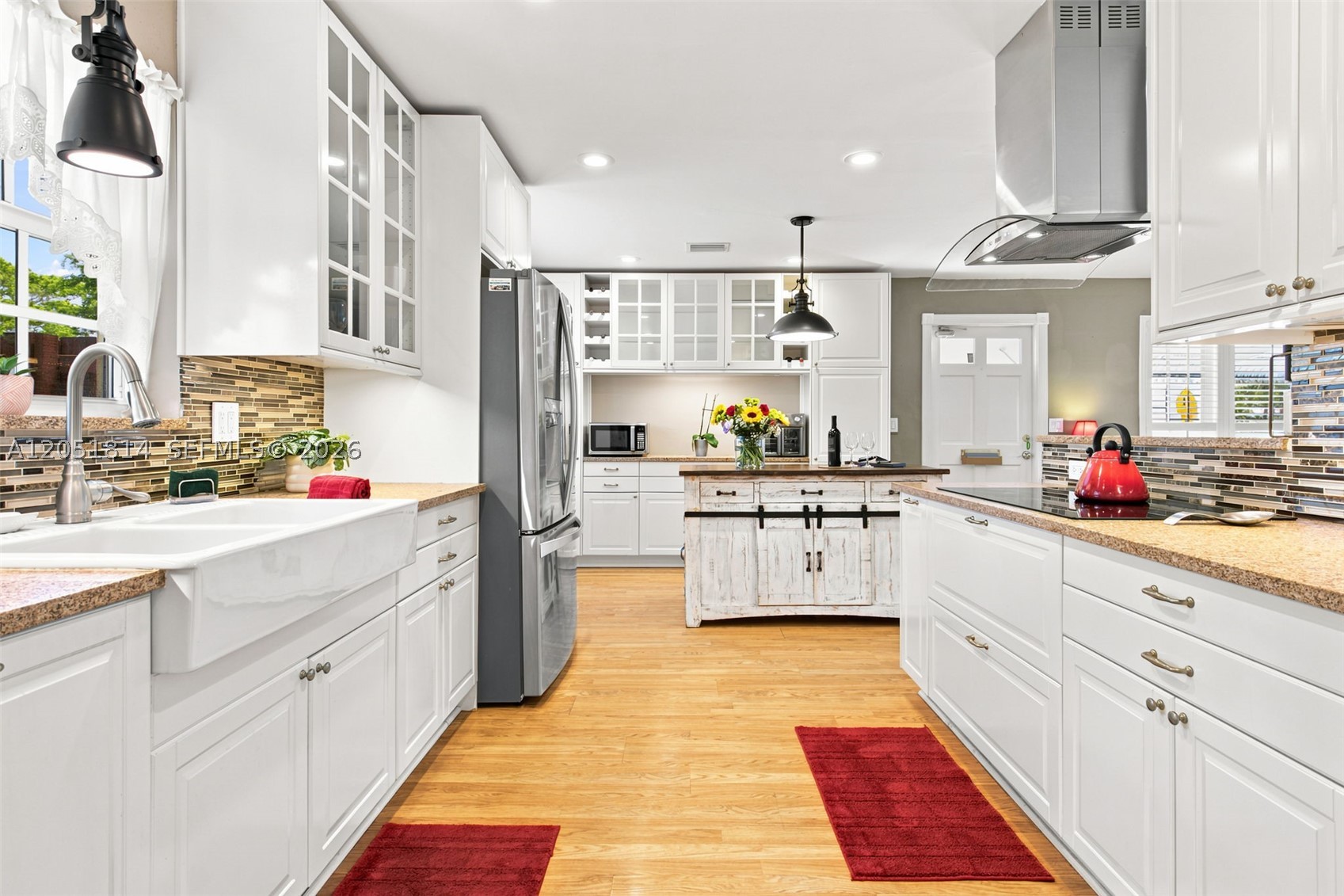 HOLLYWOOD HILLS - Residential